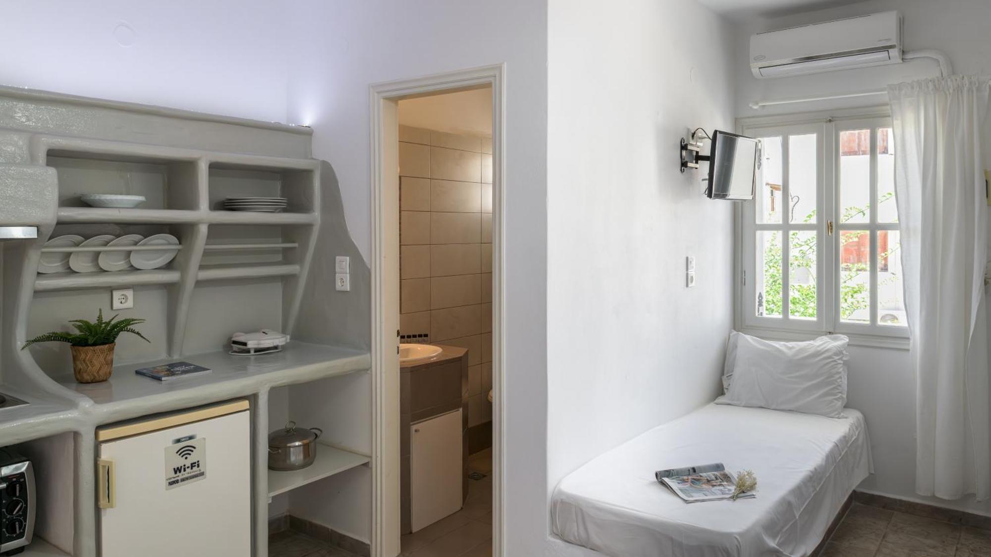 Anerousses Hotell Adámas Eksteriør bilde